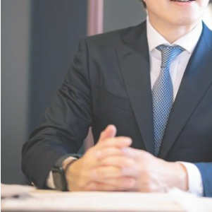 スーツ姿の男性の写真