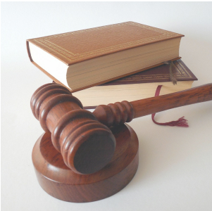 本と木槌の写真